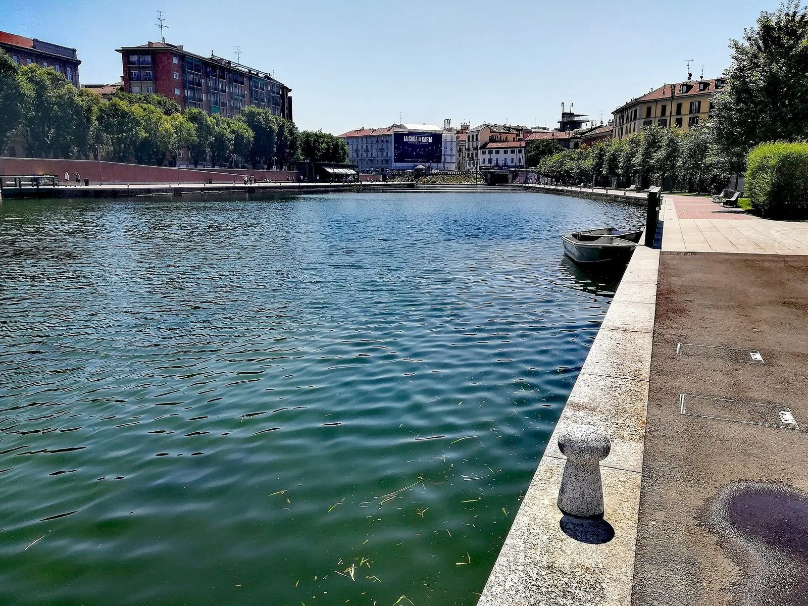 La passeggiata lungo la Darsena di Milano in una giornata serena