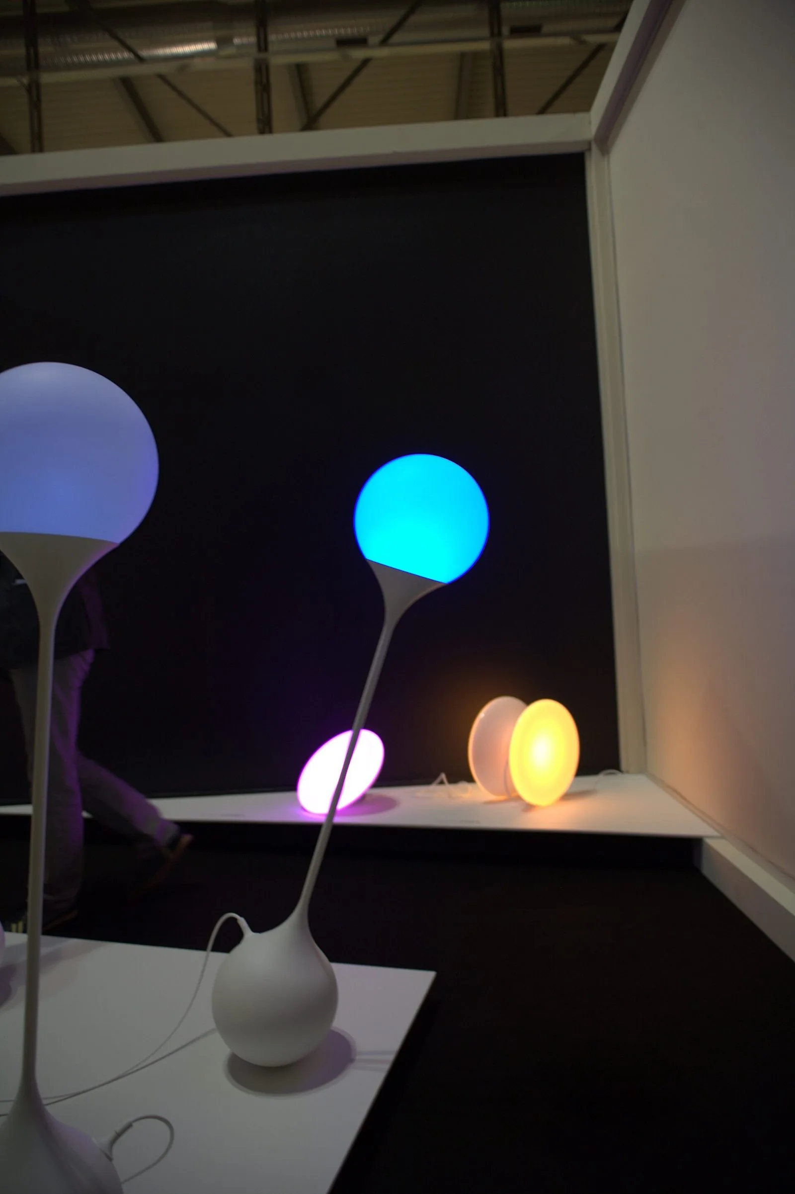 Lampade esposte durante il Salone del Mobile di Milano