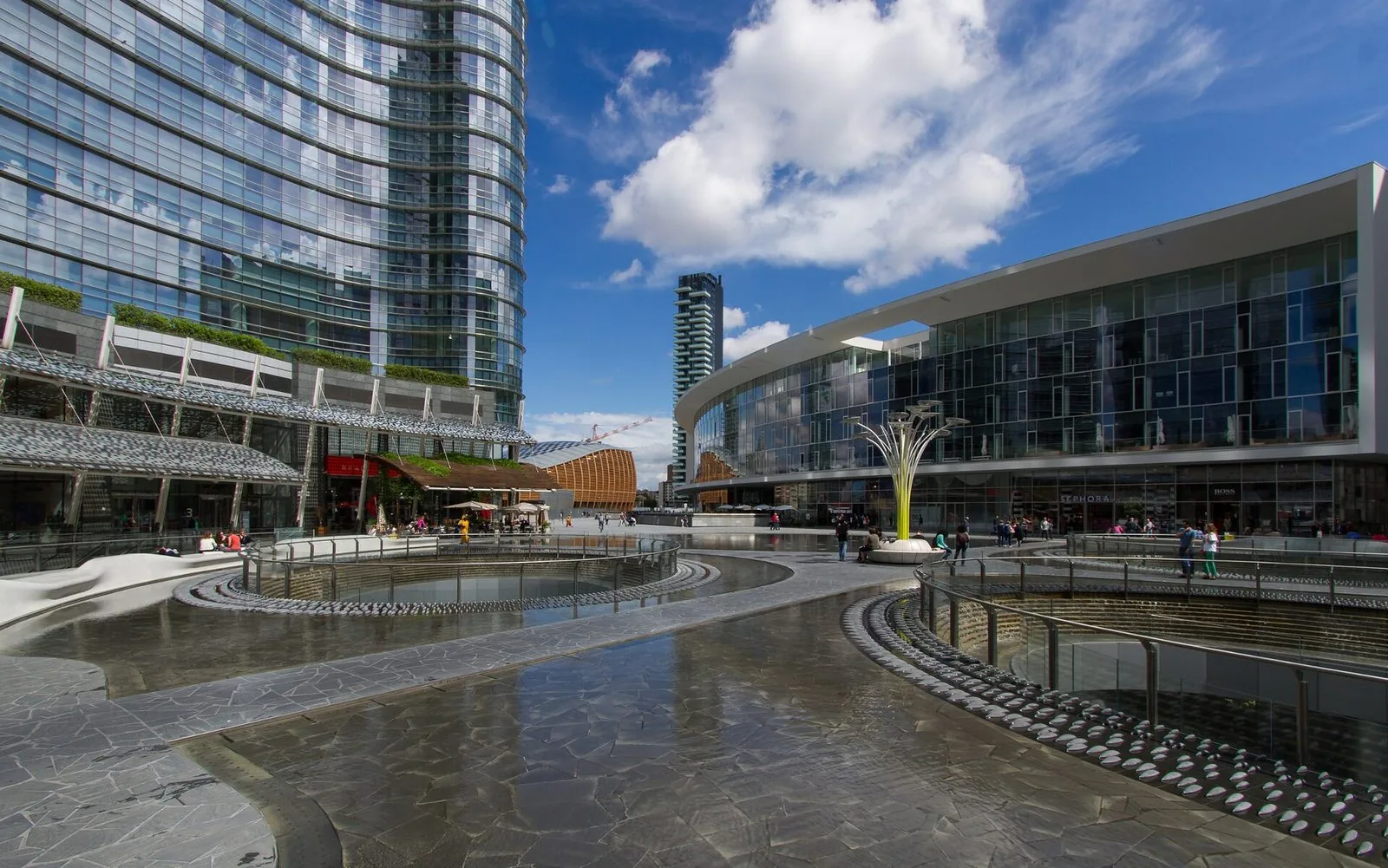 Piazza Gae Aulenti a Milano con la vasca d'acqua e i grattacieli di Porta Nuova
