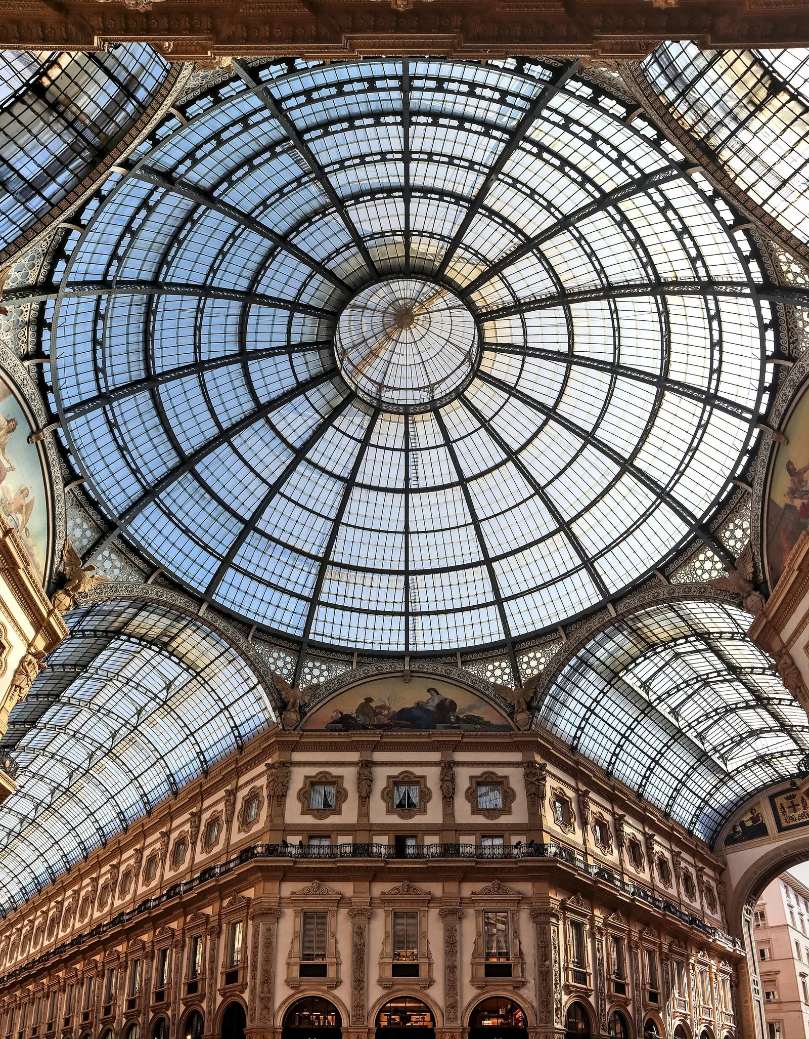 La cupola in vetro e ferro della Galleria Vittorio Emanuele II di Milano