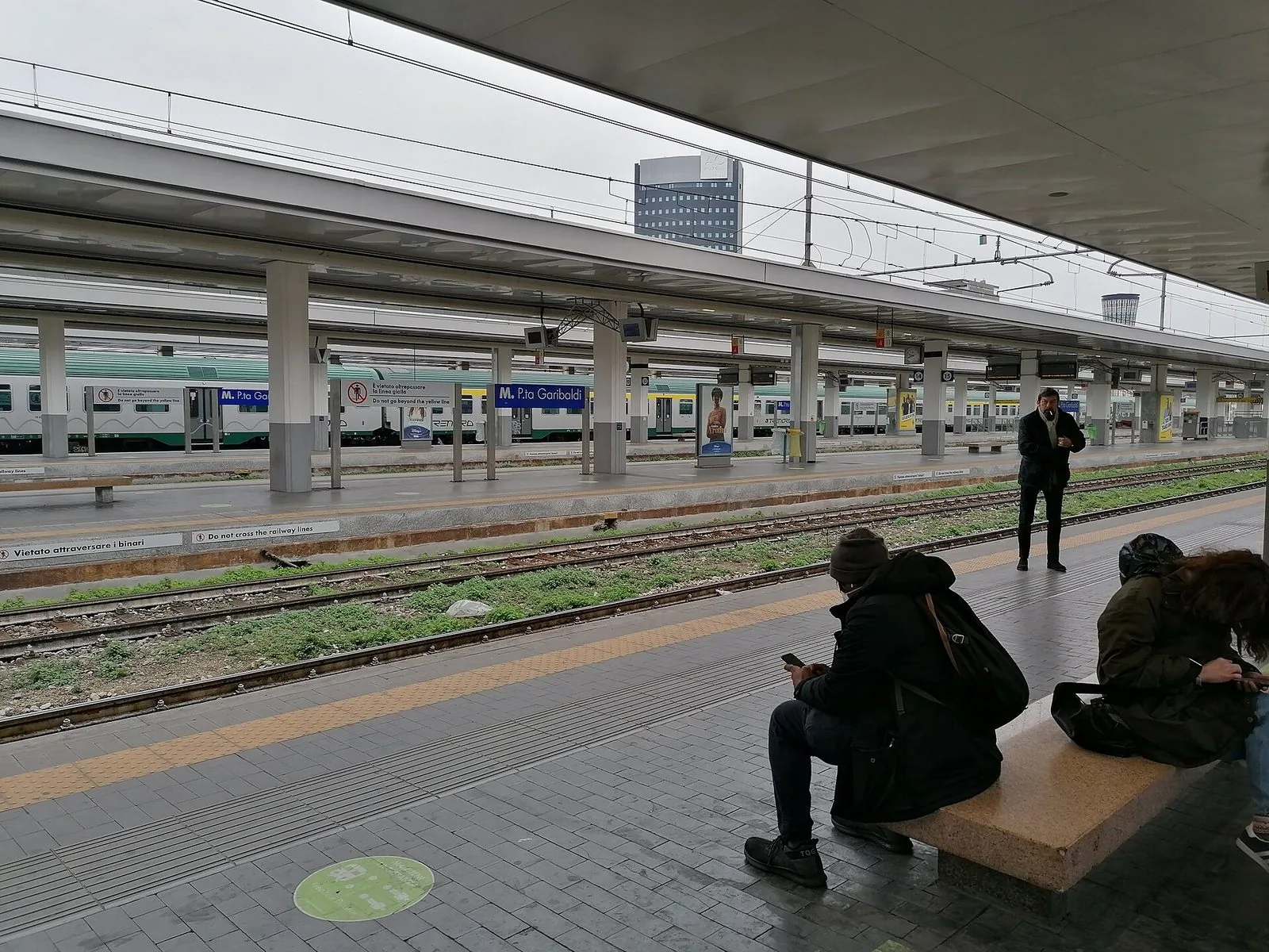 Una banchina della stazione di Milano Porta Garibaldi con un treno in sosta