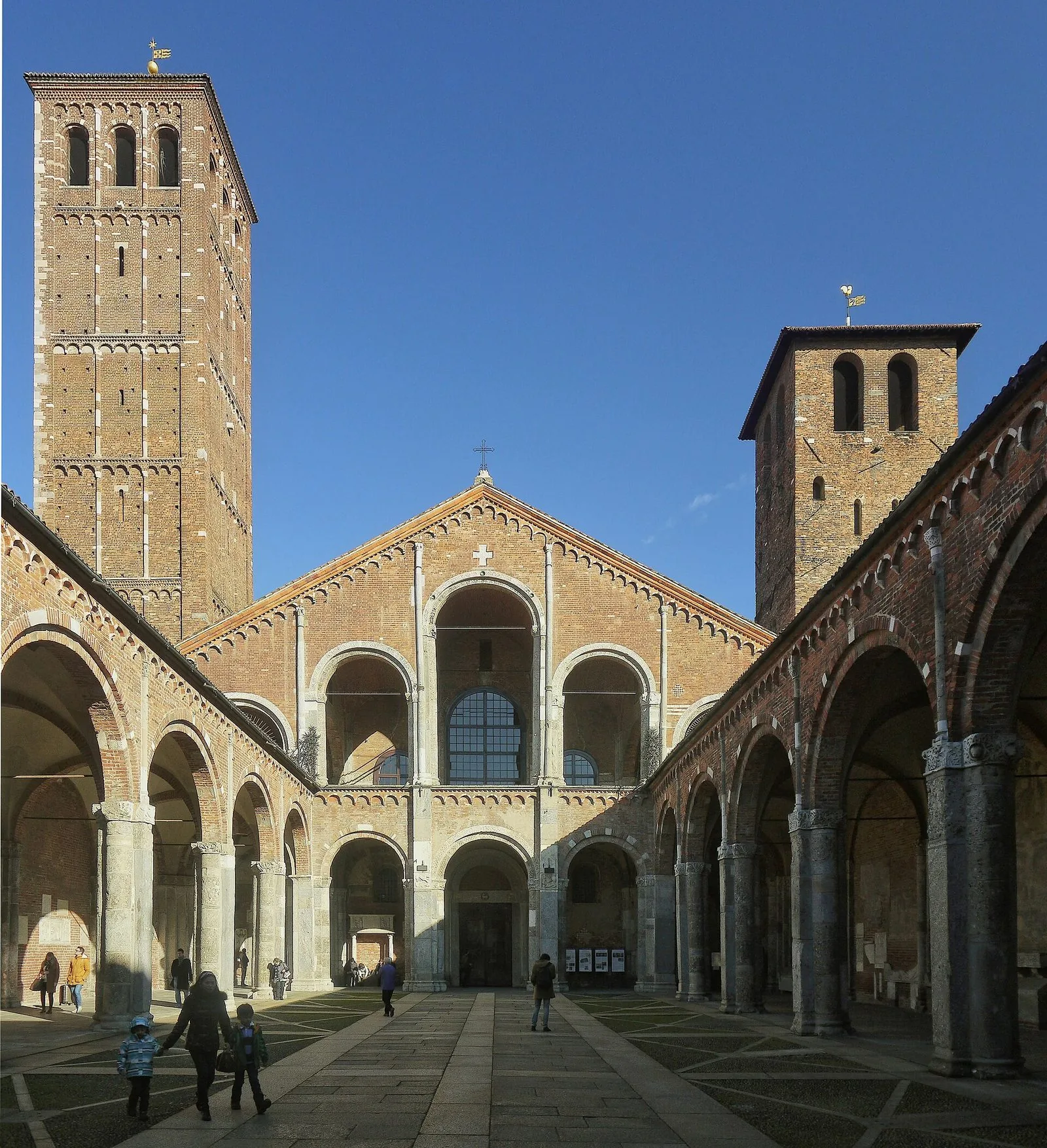 L'atrio porticato della Basilica di Sant'Ambrogio a Milano